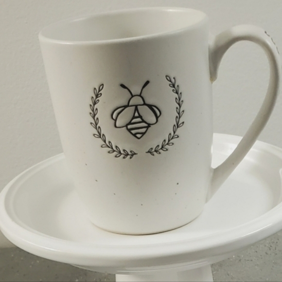Hive Mug With Bee Design - Picture 1 of 3